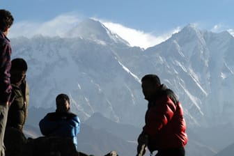 Der höchste Berg der Welt: wenn der Schnee schmilzt, können die Leichen geborgen werden.