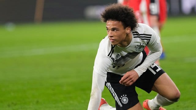 Soll während des Länderspiels gegen Serbien rassistisch beleidigt worden sein: Leroy Sané. Soll während des Länderspiels gegen Serbien rassistisch beleidigt worden sein: Leroy Sané.