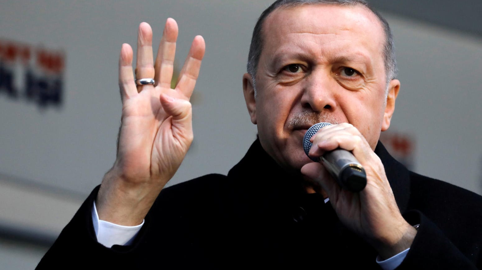 Der türkische Präsident Recep Tayyip Erdogan mit der Rabia-Geste, die von den Muslimbrüdern verwendet wird: Der tscheschiche Präsident greift seinen türkischen Amtskollegen nun scharf an. Der türkische Präsident Recep Tayyip Erdogan mit der Rabia-Geste, die von den Muslimbrüdern verwendet wird: Der tscheschiche Präsident greift seinen türkischen Amtskollegen nun scharf an.