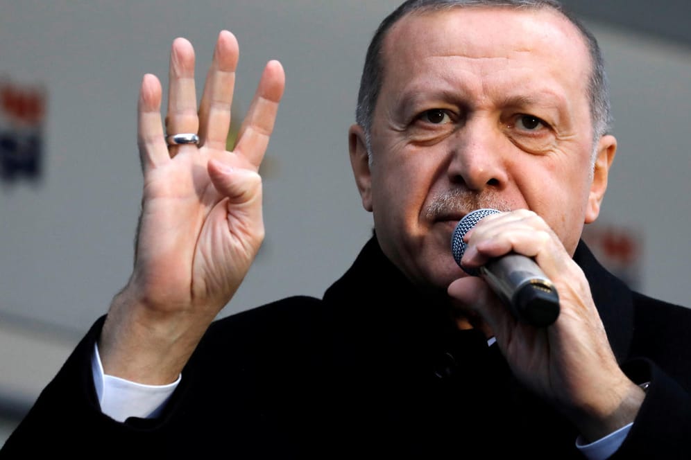 Der türkische Präsident Recep Tayyip Erdogan mit der Rabia-Geste, die von den Muslimbrüdern verwendet wird: Der tscheschiche Präsident greift seinen türkischen Amtskollegen nun scharf an.