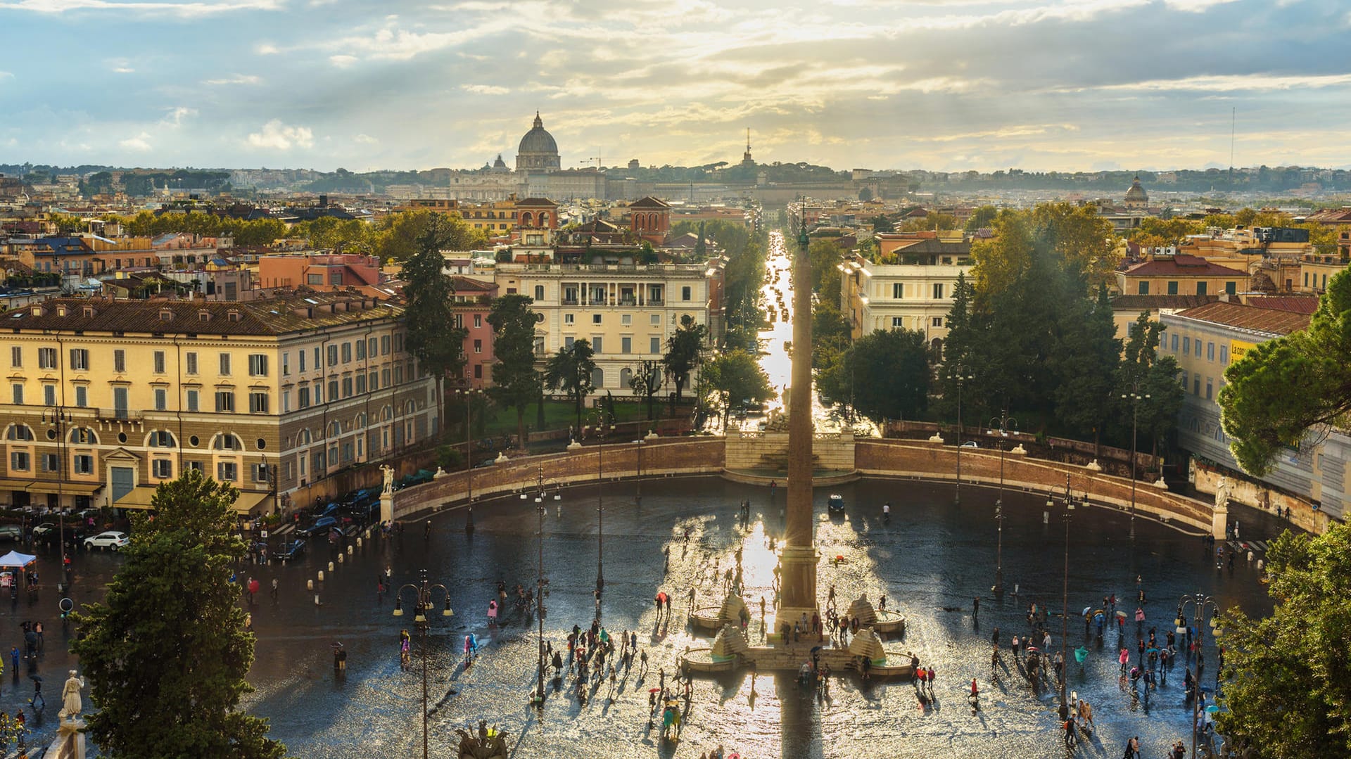 Piazza del Popolo in Rom: Besucher erwarten hier die beiden Zwillingskirchen Santa Maria in Monte Santo und Santa Maria dei Miracoli.