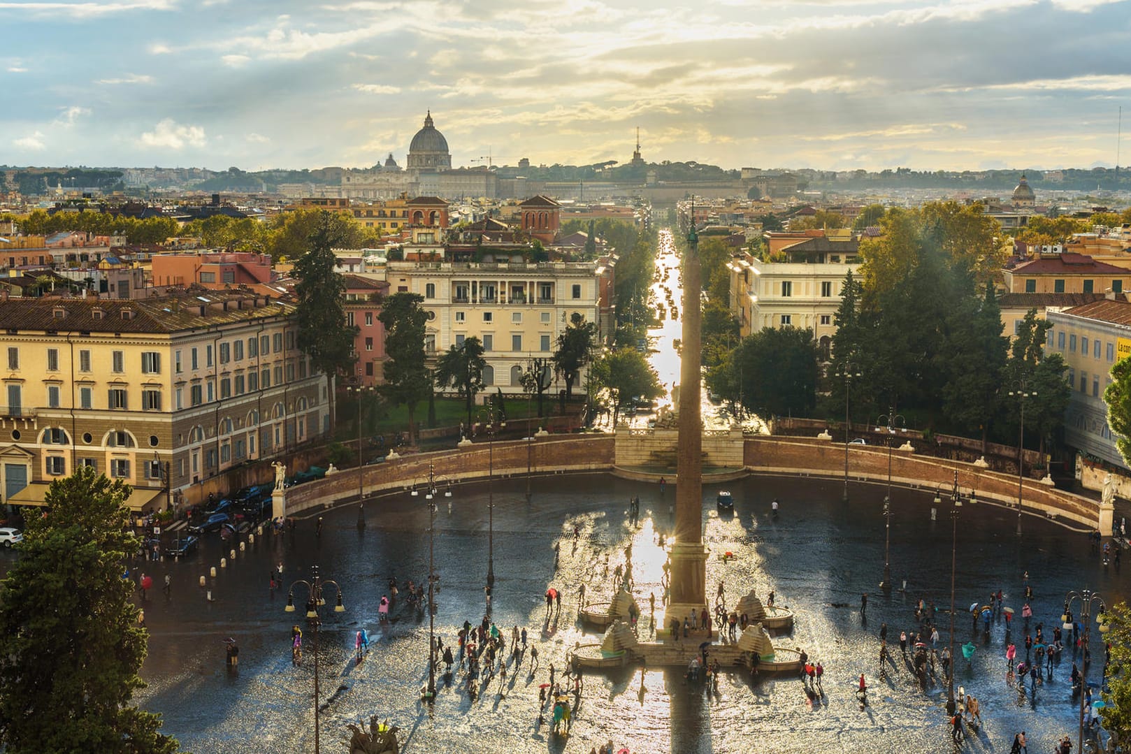 Piazza del Popolo in Rom: Besucher erwarten hier die beiden Zwillingskirchen Santa Maria in Monte Santo und Santa Maria dei Miracoli.