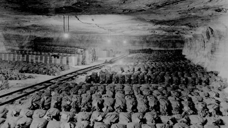 Schneller Fund: In Thüringen stießen amerikanische Soldaten kurz nach dem Einmarsch im April 1945 im Salzbergwerk Merkers auf säcke- und kistenweise Gold, Banknoten und Kunstwerke. Die Nazis hatten Wochen zuvor einen Großteil der deutschen Finanzreserven und Kunstwerke aus Berliner Museen unter dem Bombardement aus der Hauptstadt in das verzweigte Gewirr unterirdischer Stollen gebracht.