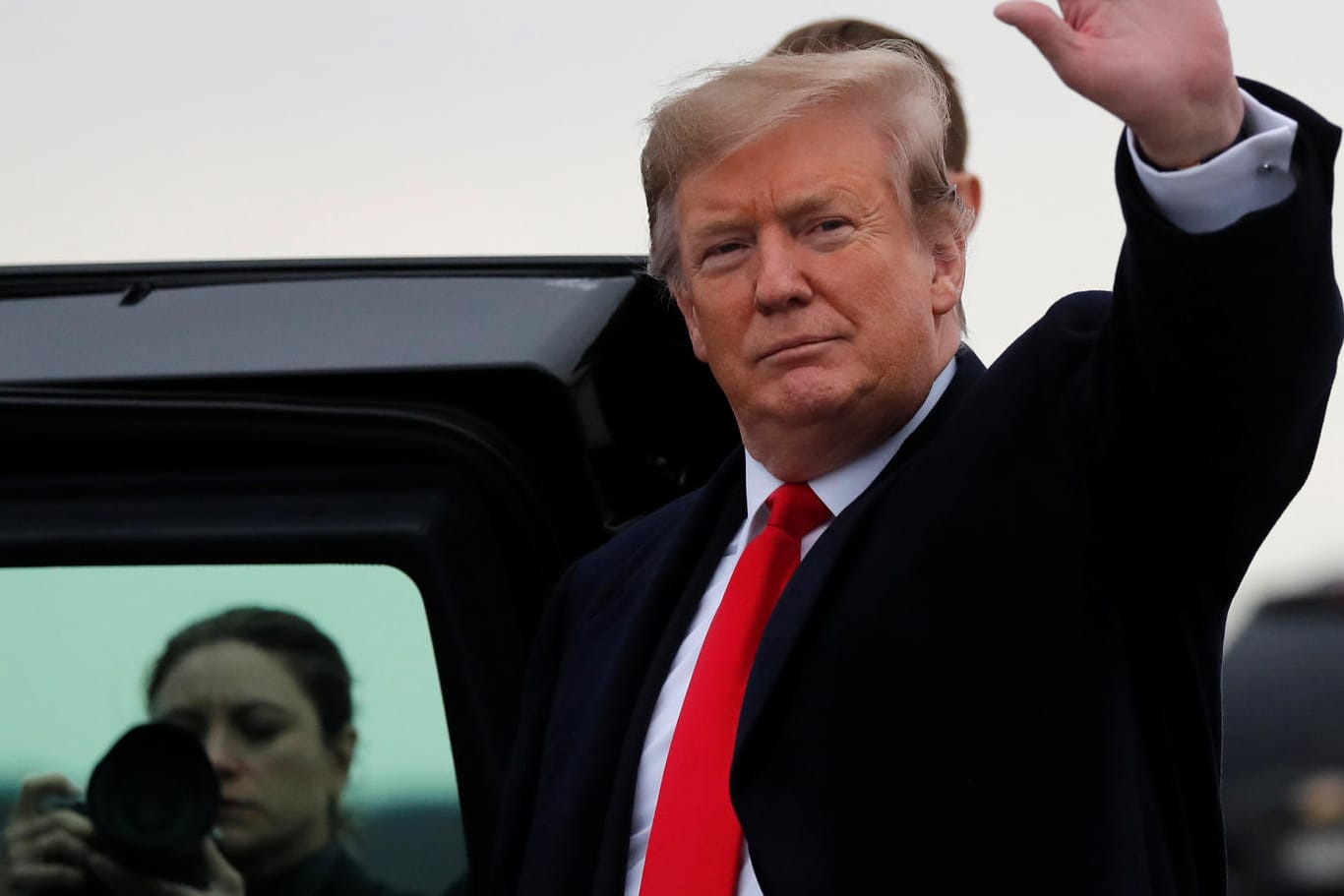 Donald Trump winkt bei einem Besuch in Ohio Reportern zu.