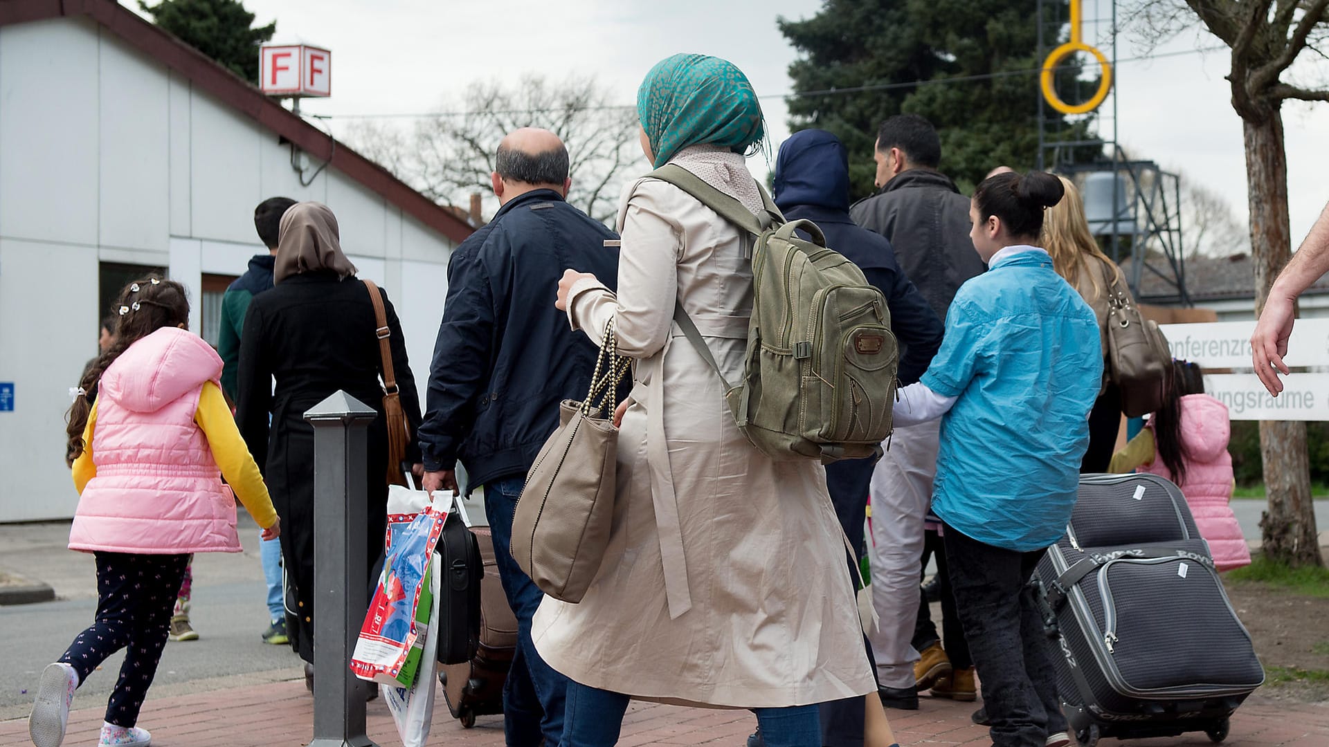 Flüchtlinge an einem Grenzdurchgangslager in Friedland