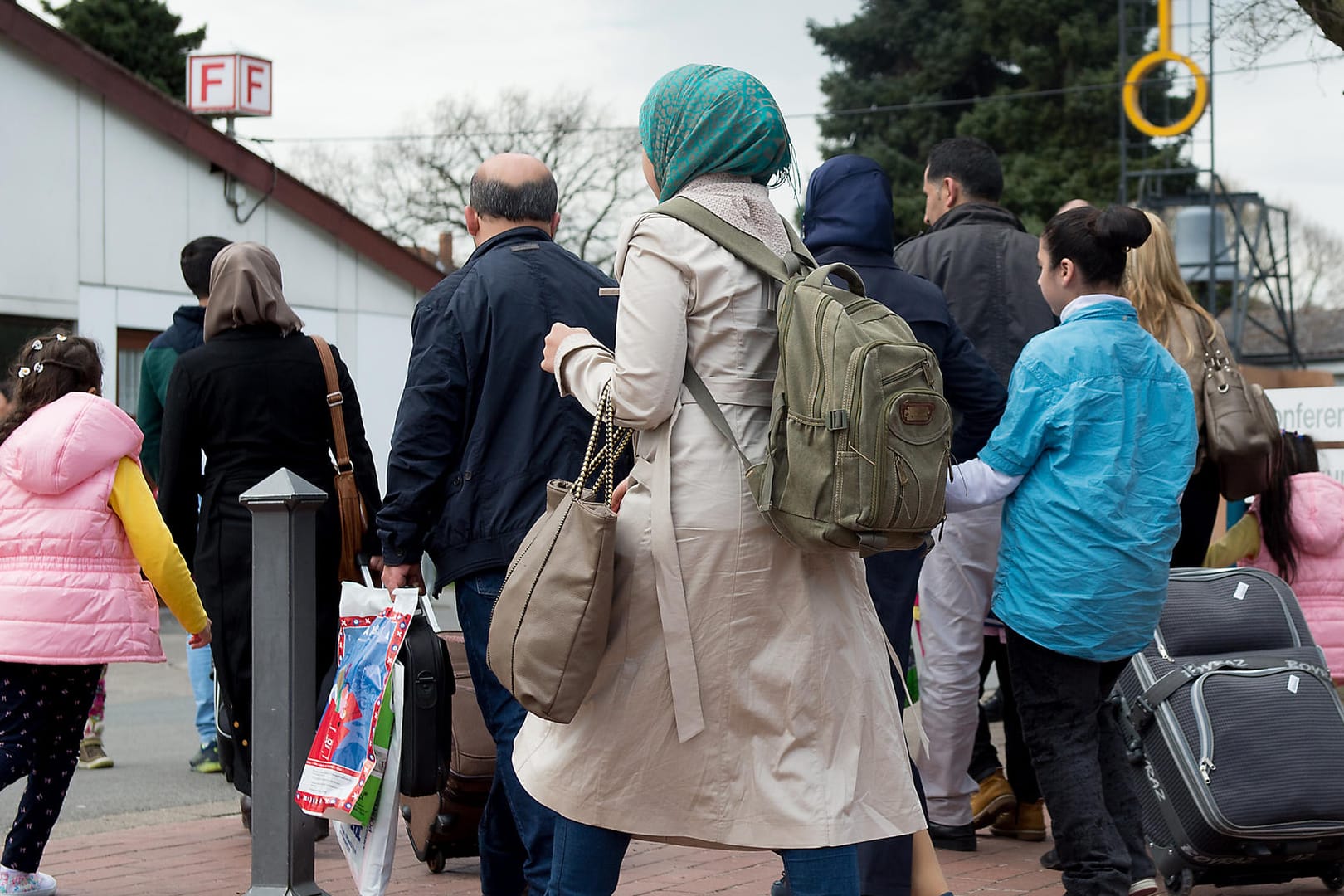 Flüchtlinge an einem Grenzdurchgangslager in Friedland