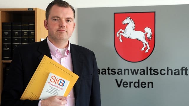 "Das Hauptproblem für die Strafverfolgung ist, dass wir nicht wissen, wo die drei Gesuchten sich aufhalten", sagte Oberstaatsanwalt Marcus Röske. "Das Hauptproblem für die Strafverfolgung ist, dass wir nicht wissen, wo die drei Gesuchten sich aufhalten", sagte Oberstaatsanwalt Marcus Röske.