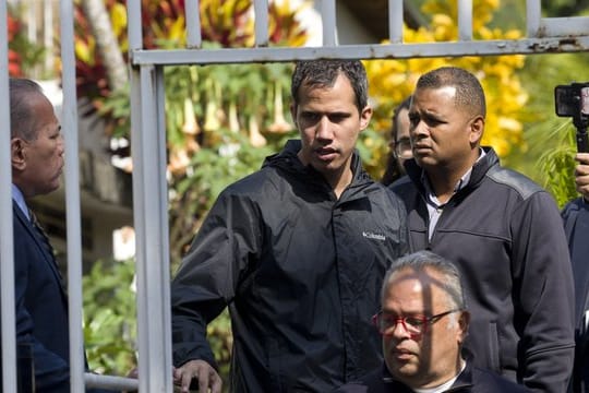 Juan Guaidó (M) in der Nähe des Hauses seines Bürochefs Marrero.