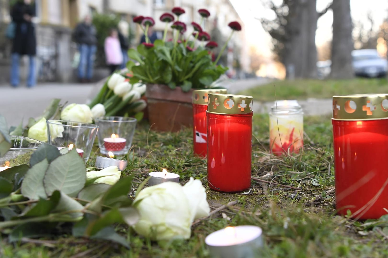 Drama in Basel: Ein Siebenjähriger wurde auf dem Weg nach Hause von einer unbekannten Person niedergestochen.