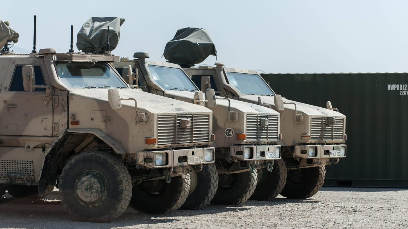 Drei Fahrzeuge vom Typ Dingo im Camp Marmal der Bundeswehr in Afghanistan