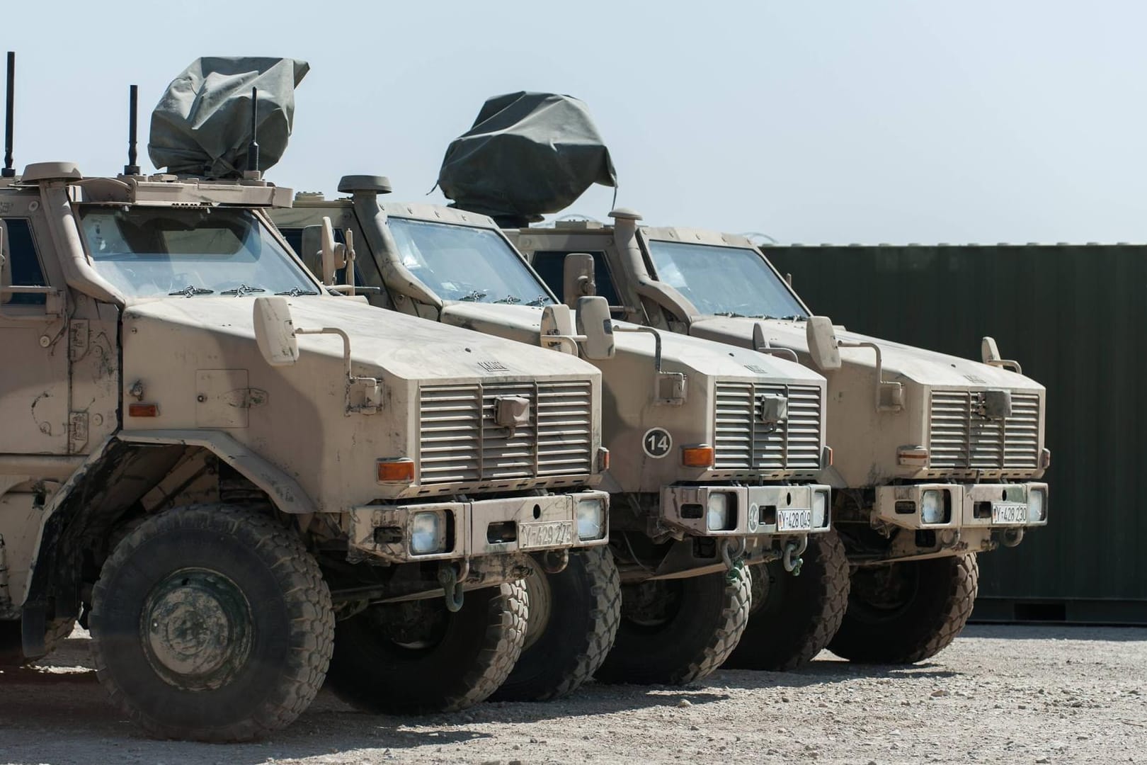 Drei Fahrzeuge vom Typ Dingo im Camp Marmal der Bundeswehr in Afghanistan