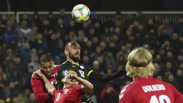 Kosovos Vedat Muriqi (M) sieht sich gleich mehreren Dänen gegenüber. Kosovos Vedat Muriqi (M) sieht sich gleich mehreren Dänen gegenüber.