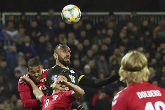 Kosovos Vedat Muriqi (M) sieht sich gleich mehreren Dänen gegenüber.