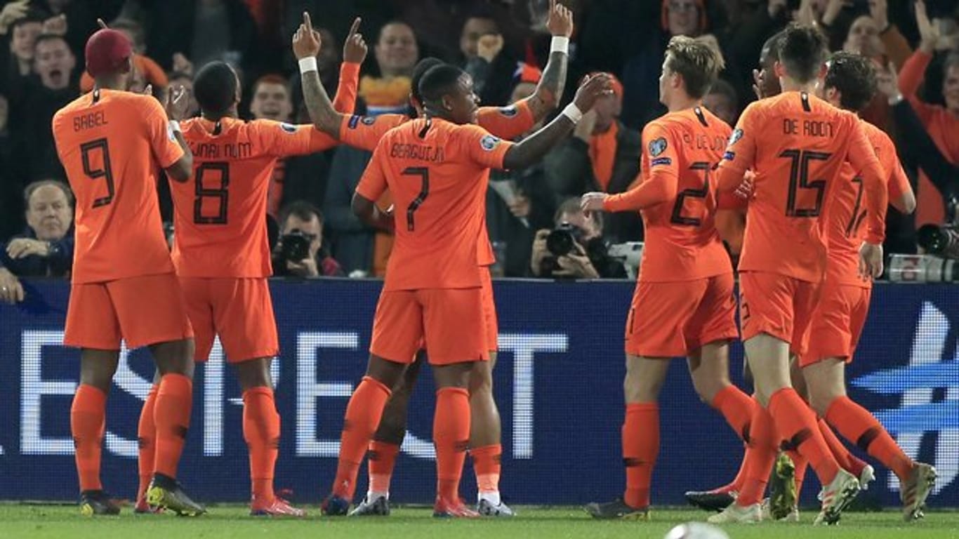Gewappnet für die DFB-Elf: Niederlands Spieler feiern den Sieg gegen Weißrussland.