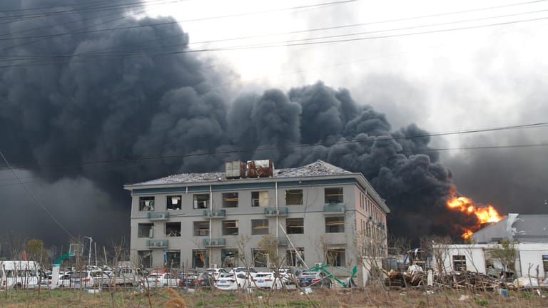 Dunkler Rauch steigt hinter einem zerstörten Gebäude eines Chemieparks auf: Bei der Explosion hat es Dutzende Tote gegeben.