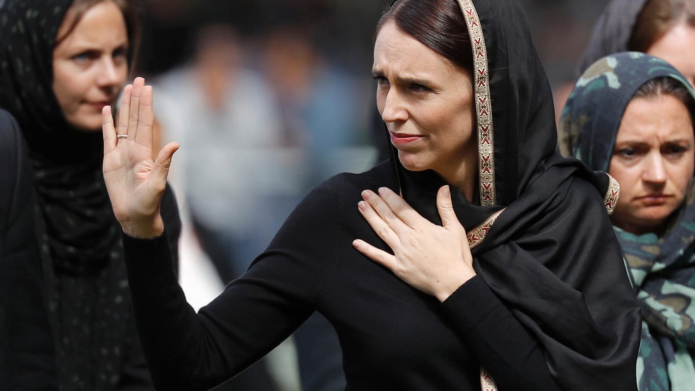 Jacinda Ardern winkt während sie die Freitagsgebete verlässt: Mit zwei Schweigeminuten hat Neuseeland am Freitag der 50 Todesopfer des rassistisch motivierten Anschlags auf zwei Moscheen in der Stadt Christchurch gedacht.