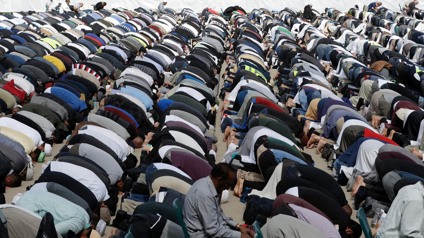Muslime beten während der Freitagsgebete: In Christchurch herrscht nach dem tödlichen Attentat große Trauer.