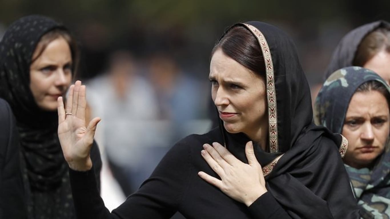 Mit Kopftuch: Jacinda Ardern, Premierministerin von Neuseeland, ehrt die muslimischen Opfer.
