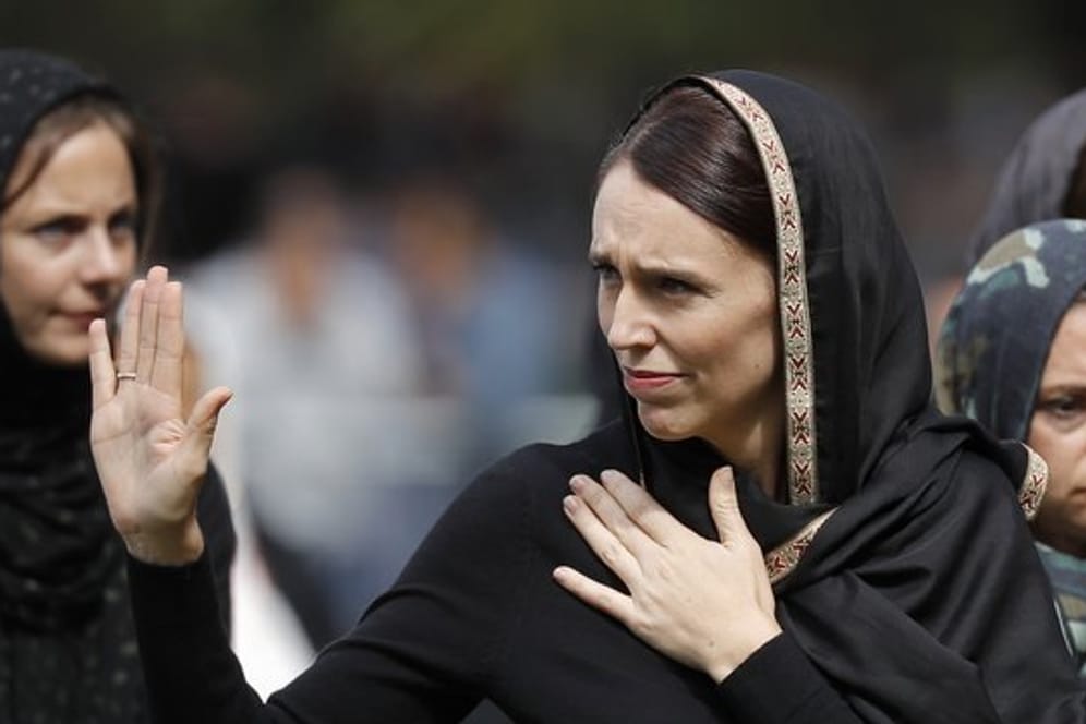 Mit Kopftuch: Jacinda Ardern, Premierministerin von Neuseeland, ehrt die muslimischen Opfer.