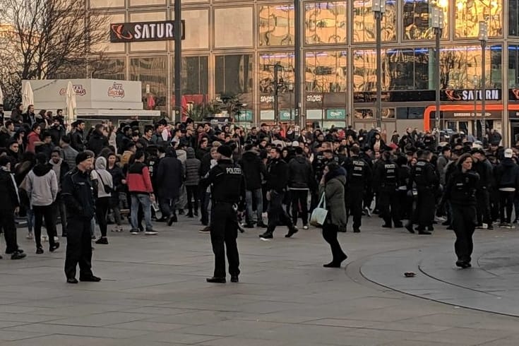 Berliner Alexanderplatz: Polizisten vor einer großen Menge von Jugendlichen.