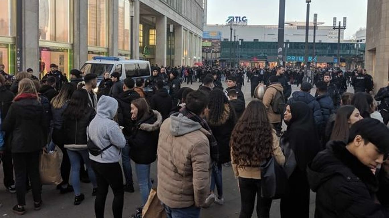 Alexanderplatz: Rund 400 Jugendliche sollen dort zusammengekommen sein.