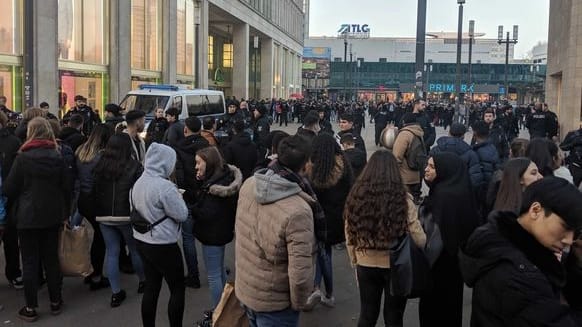 Alexanderplatz: Rund 400 Jugendliche sollen dort zusammengekommen sein.