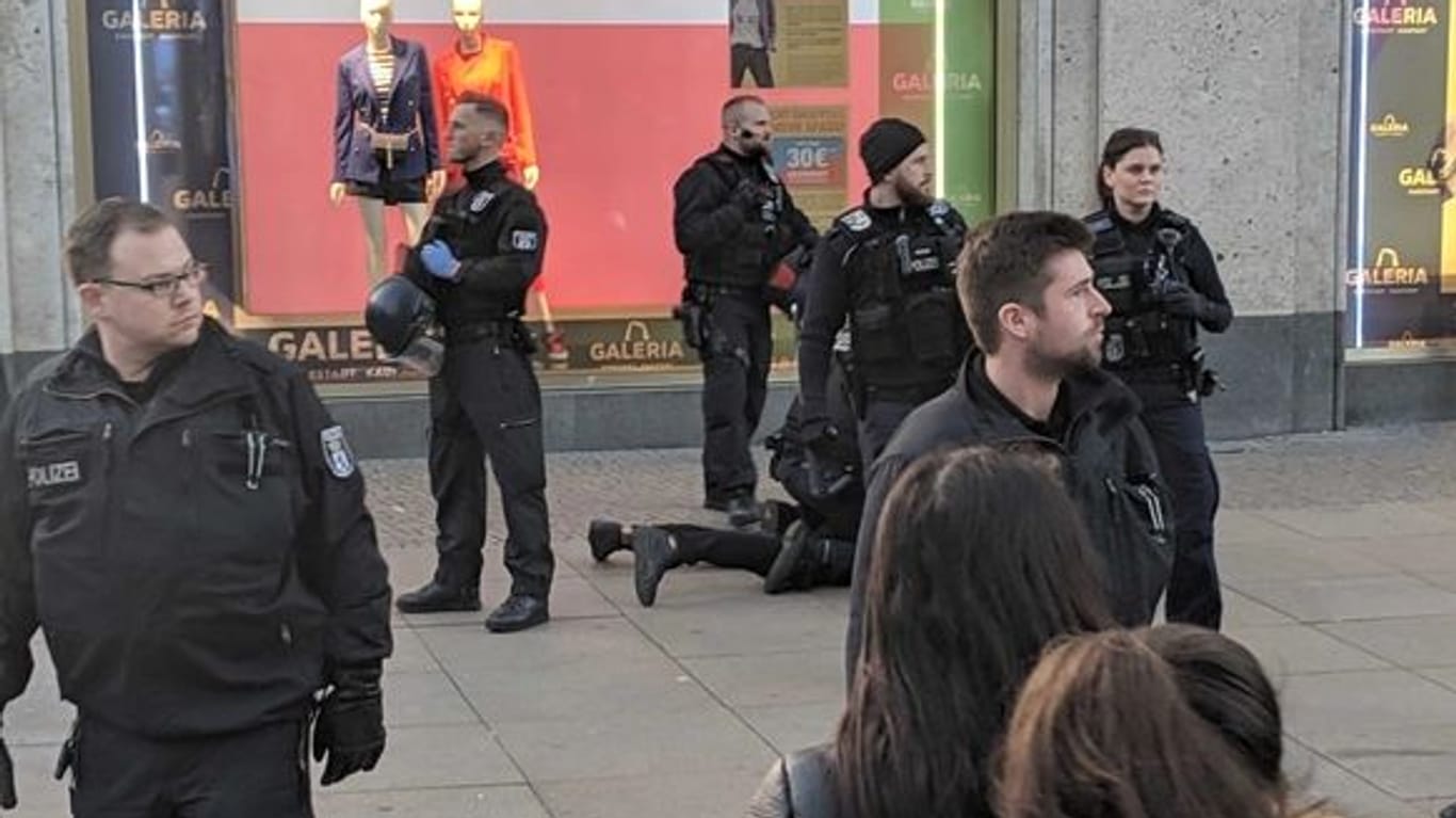Berlin: Etwa 100 Polizisten waren am Alex im Einsatz.