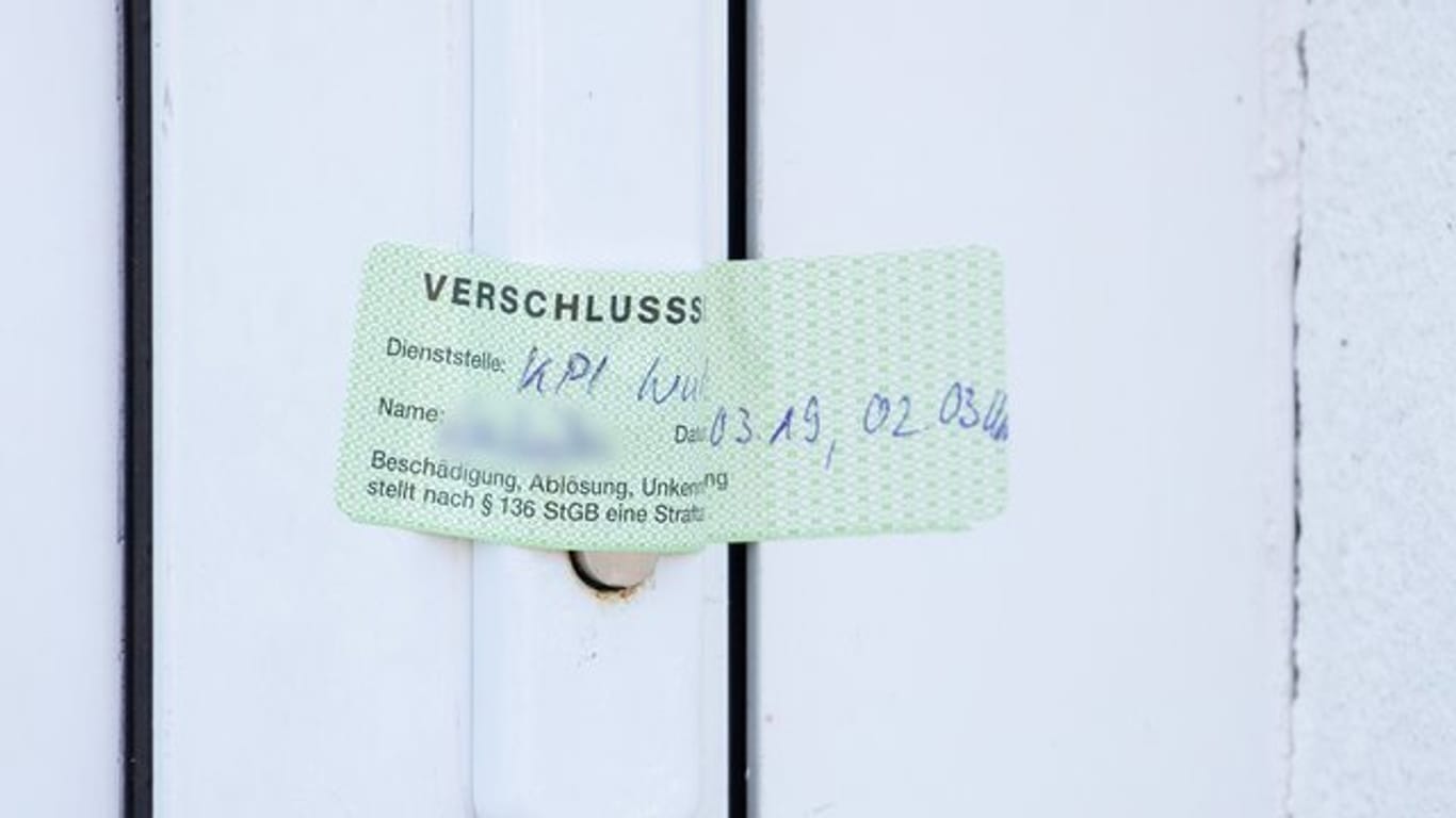 Verschlusssiegel der Würzburger Polizei an der Tür einer durchsuchten Wohnung.