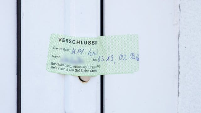 Verschlusssiegel der Würzburger Polizei an der Tür einer durchsuchten Wohnung.