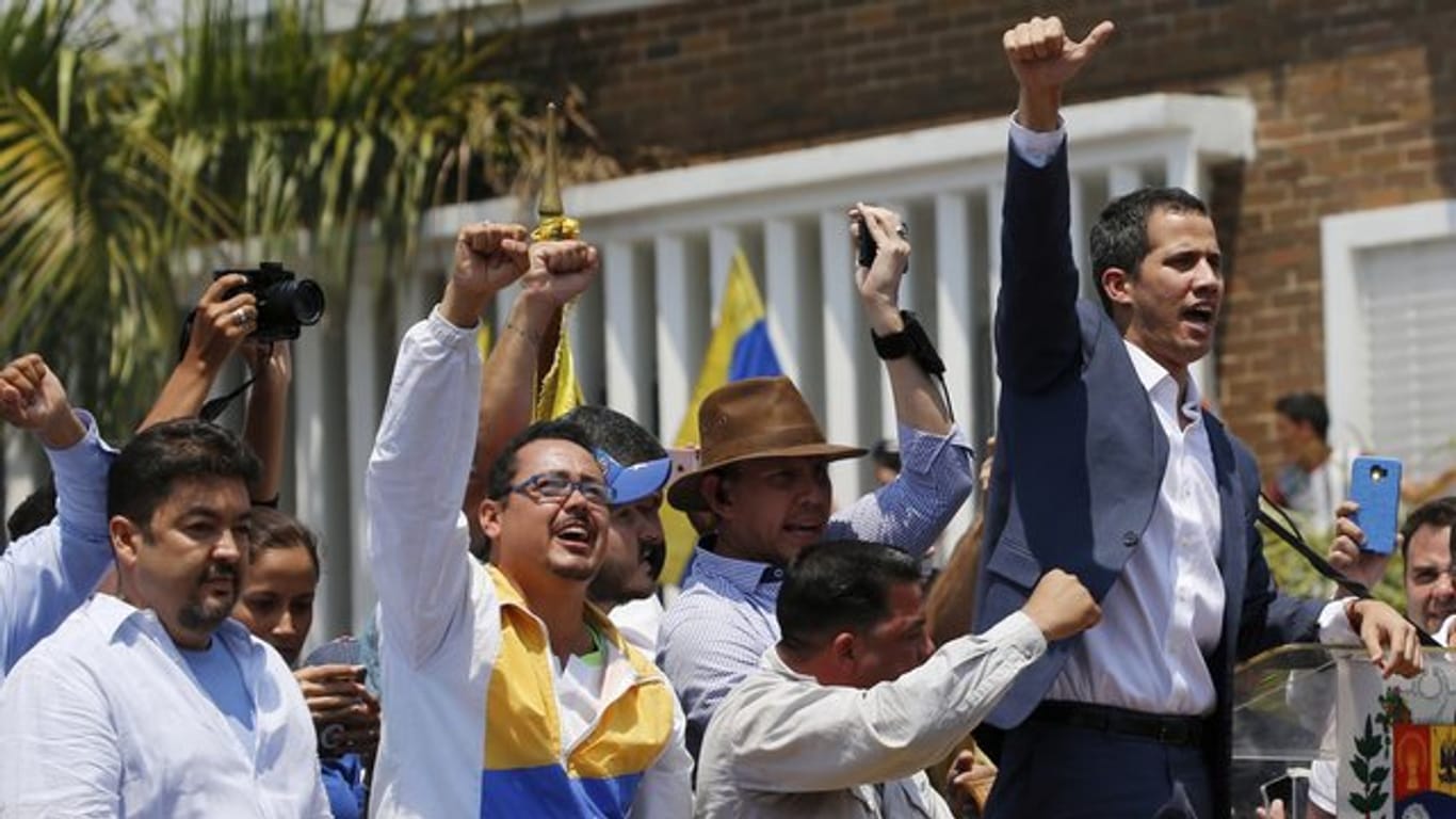 Venezuelas selbst ernannter Interimspräsident Juan Guaidó (r) und sein Büroleiter Roberto Marrero (l) bei einer Demonstration in Valencia.