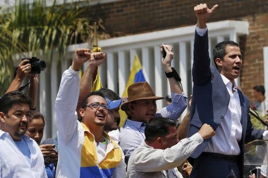 Venezuelas selbst ernannter Interimspräsident Juan Guaidó (r) und sein Büroleiter Roberto Marrero (l) bei einer Demonstration in Valencia.