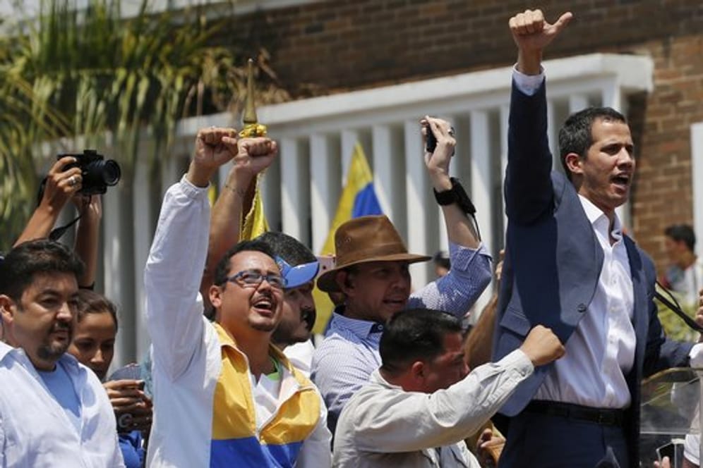 Venezuelas selbst ernannter Interimspräsident Juan Guaidó (r) und sein Büroleiter Roberto Marrero (l) bei einer Demonstration in Valencia.