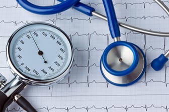 Blutdruck-Messung und EKG-Kurve: Die Ursachen für Bluthochdruck sind nicht bekannt.