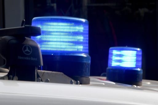Hessen: Ein 53 Jahre alter Mann hat nach einem Verkehrsunfall in der Nähe von Frankfurt auf einen anderen Unfallbeteiligten eingestochen. (Symbolbild)