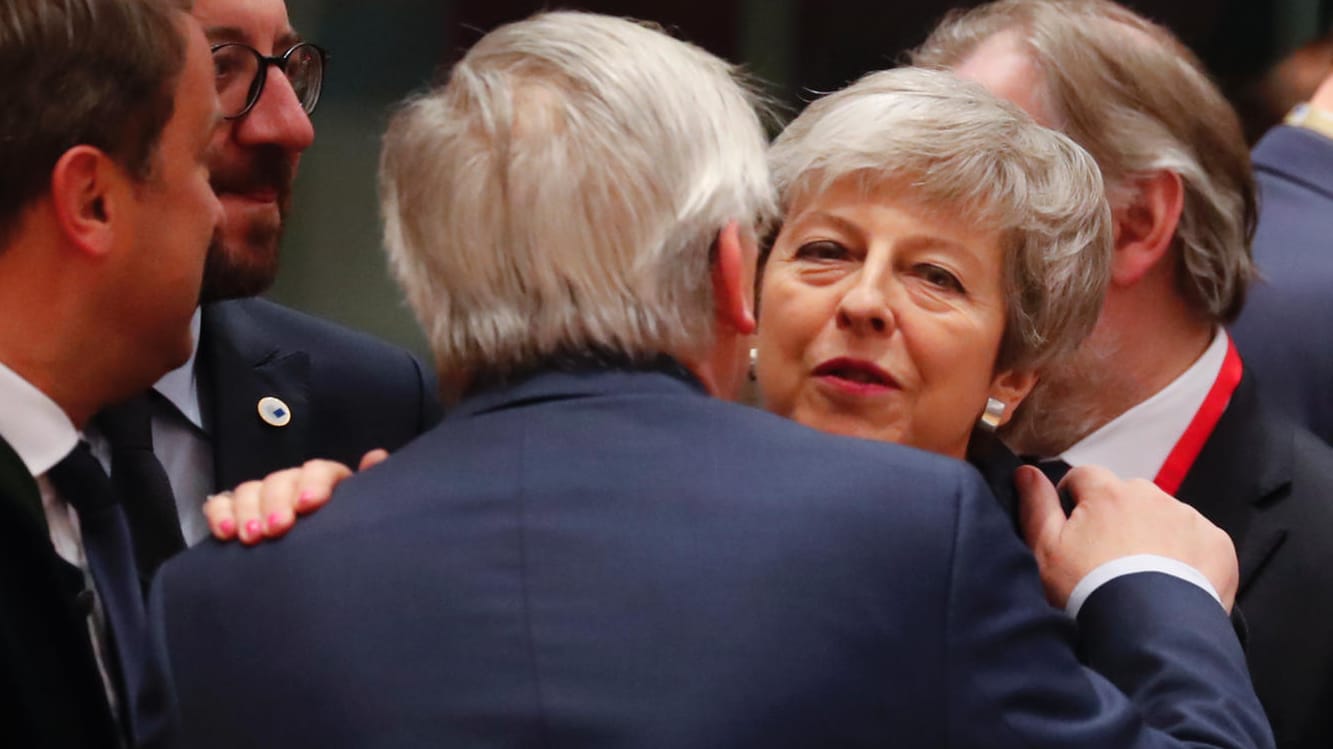 Theresa May in Brüssel in Umarmung mit EU-Komissionspräsident Jean-Claude Juncker: Die EU hat ihr mehr Zeit verschafft. Für eine Lösung des Chaos muss sie nun selbst sorgen.