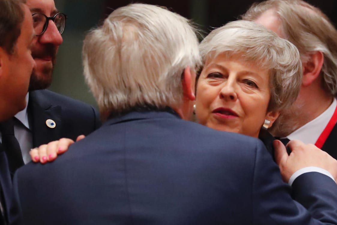 Theresa May in Brüssel in Umarmung mit EU-Komissionspräsident Jean-Claude Juncker: Die EU hat ihr mehr Zeit verschafft. Für eine Lösung des Chaos muss sie nun selbst sorgen.