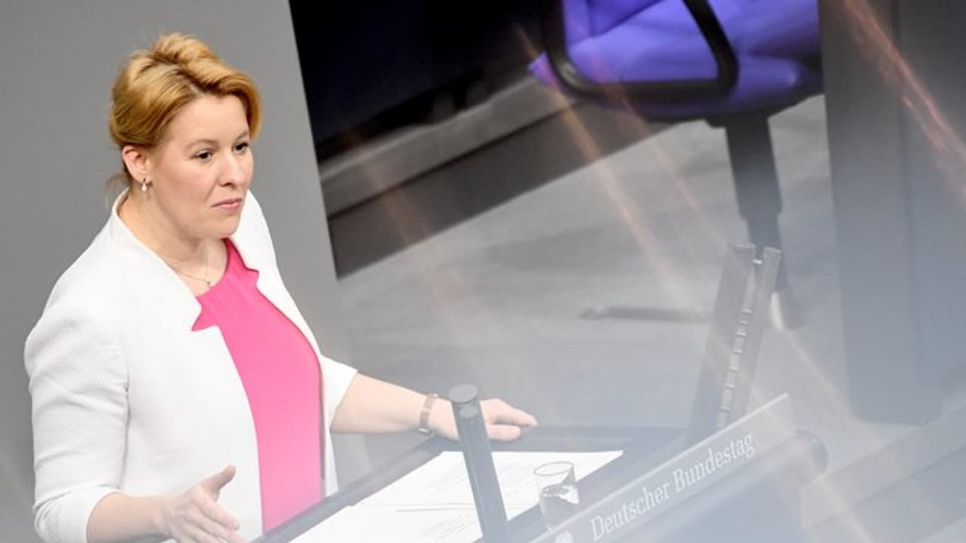 Familienministerin Franziska Giffey spricht im Bundestag.