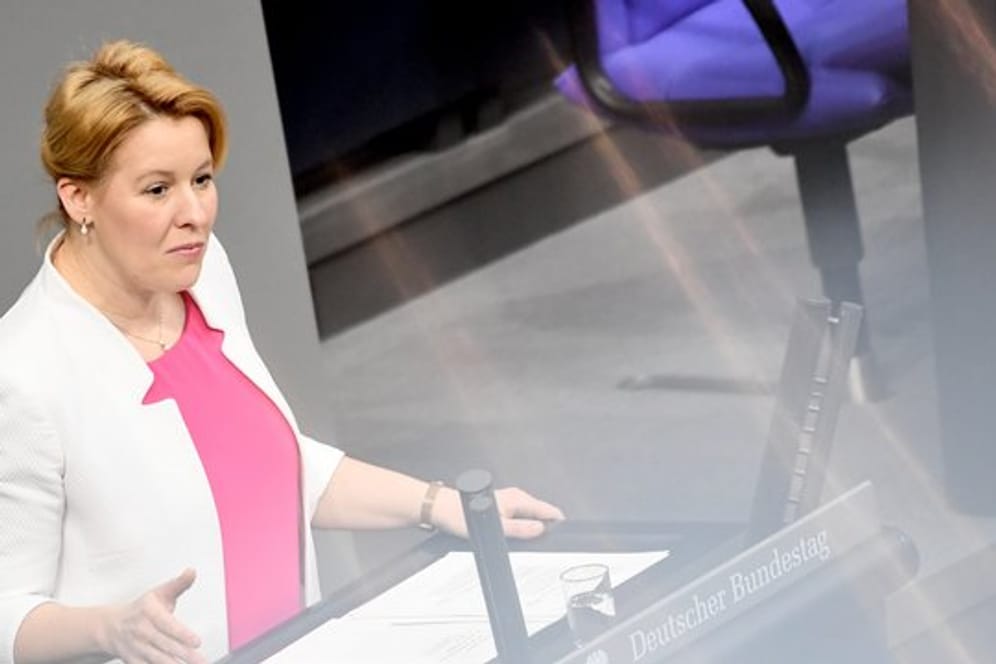Familienministerin Franziska Giffey spricht im Bundestag.