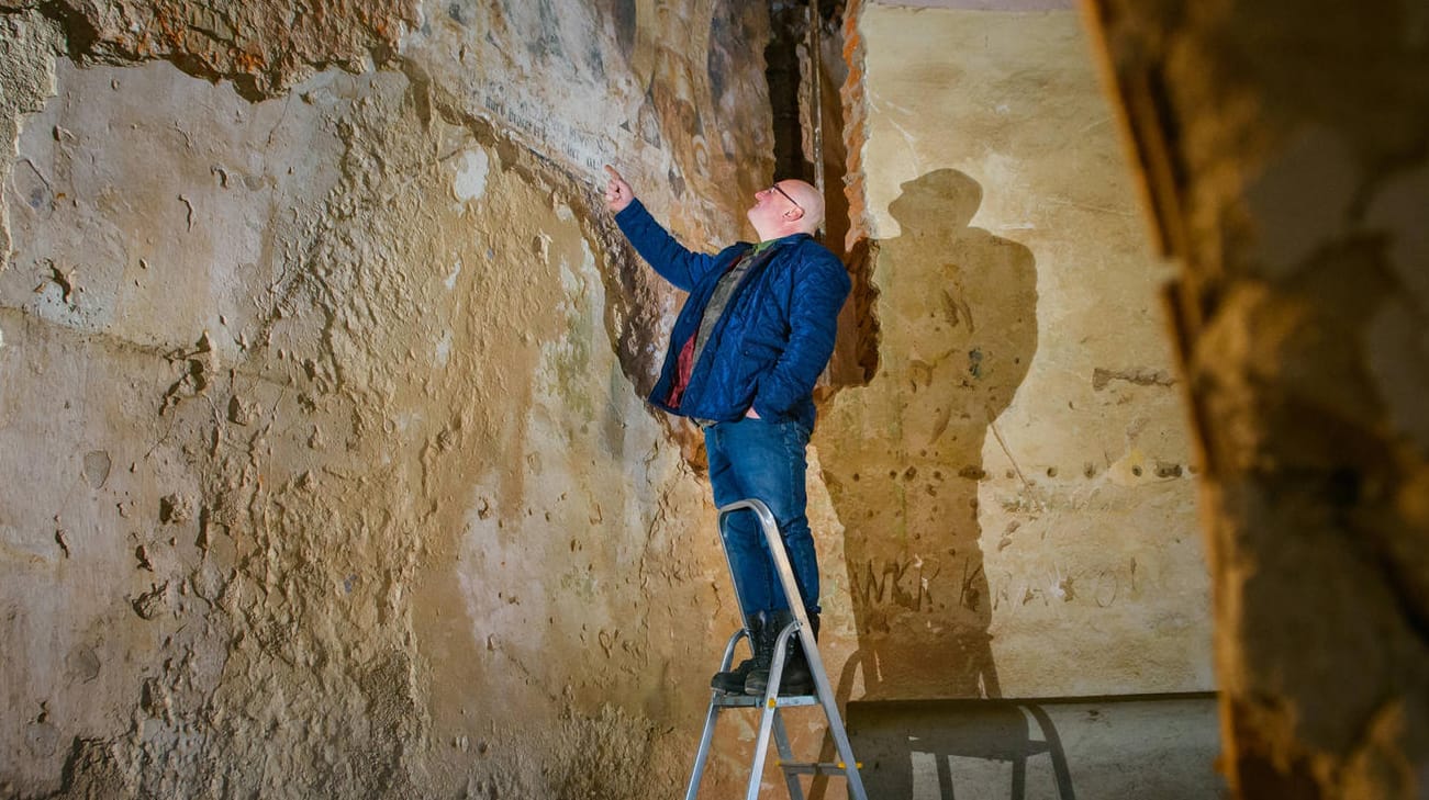 Piotr Koper sucht eigentlich den sagenumwobenen Goldzug: Auf Schloss Adelsberg kam unter Putz und Farbe unverhofft ein ganz anderer Schatz zum Vorschein.