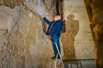 Piotr Koper sucht eigentlich den sagenumwobenen Goldzug: Auf Schloss Adelsberg kam unter Putz und Farbe unverhofft ein ganz anderer Schatz zum Vorschein.