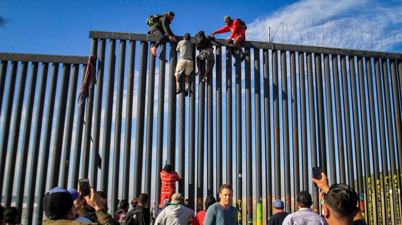 Migranten am Grenzzaun zu den USA (Archivbild): An der Grenze zu Mexiko sind US-Grenzbeamte mit Tränengas gegen Migranten aus Mittelamerika vorgegangen.