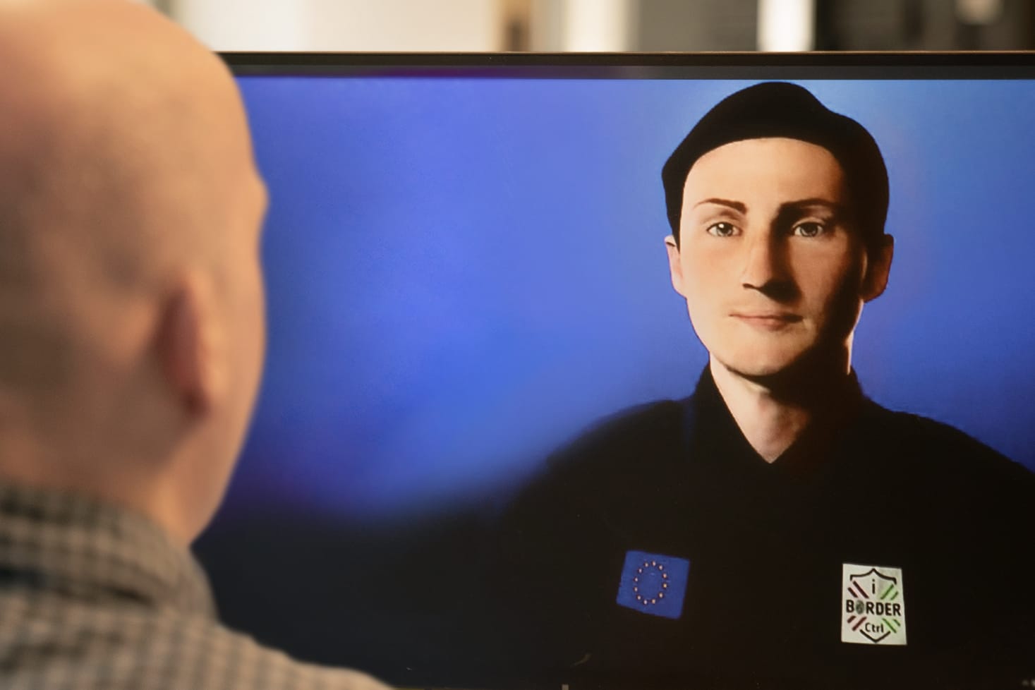 Lügendetektor-Test am Computer: Nach dem Modell des Forschungsvorhabens iBorderCtrl beantworten Einreisewillige per Webcam einem animierten Grenzbeamten Fragen – und eine Software soll Lügen erkennen. Das Foto simuliert die Situation.