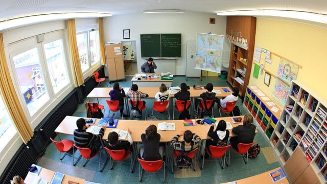 55 Prozent der über 1200 befragten Schulleiter nennen Lehrermangel als größtes Problem. 55 Prozent der über 1200 befragten Schulleiter nennen Lehrermangel als größtes Problem.