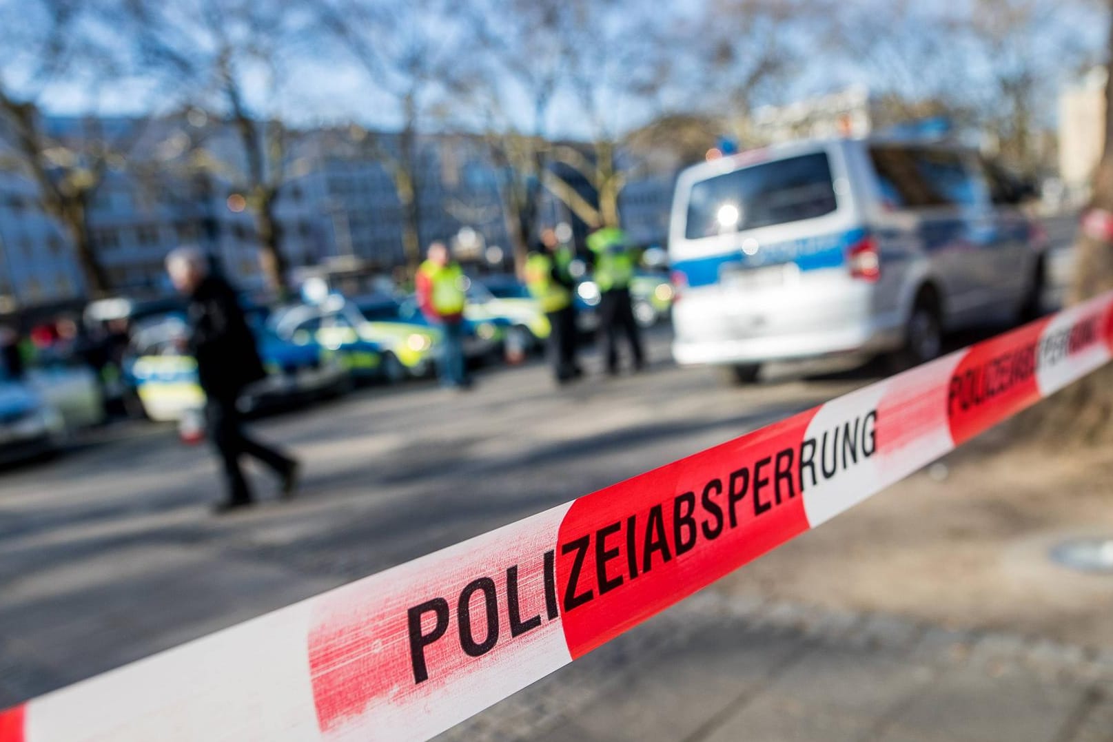 Anti-Terror-Einsatz (Symbolbild): Polizisten haben am Freitagmorgen in mehreren Städten in Hessen und Rheinland-Pfalz Durchsuchungen vorgenommen.