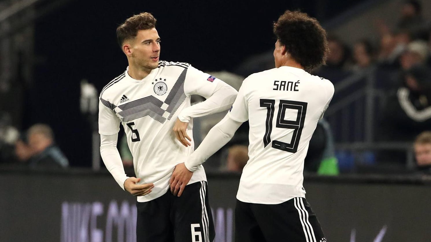 Kumpel in der Nationalelf: Leon Goretzka (l.) verteidigt seinen Mitspieler Leroy Sané gegen rassistische Anfeindungen.