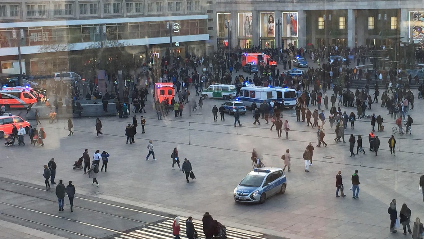 Berlin, Alexanderplatz: Menschengruppen, Polizeifahrzeuge und Krankenwagen stehen auf dem Alexanderplatz. Nach einem Aufruf in sozialen Medien ist es auf dem Berliner Alexanderplatz zu einer Massenschlägerei gekommen.