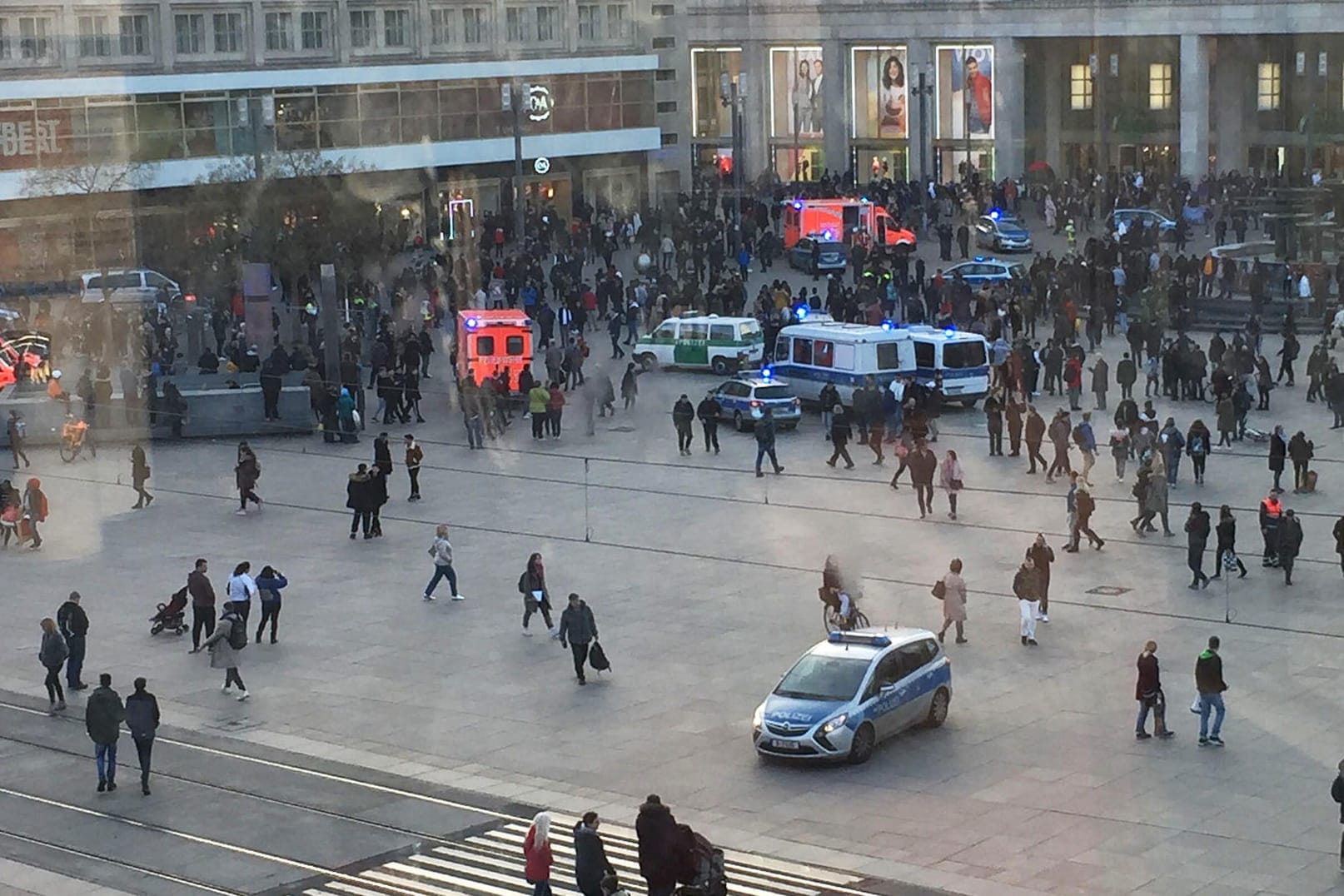 Berlin, Alexanderplatz: Menschengruppen, Polizeifahrzeuge und Krankenwagen stehen auf dem Alexanderplatz. Nach einem Aufruf in sozialen Medien ist es auf dem Berliner Alexanderplatz zu einer Massenschlägerei gekommen.
