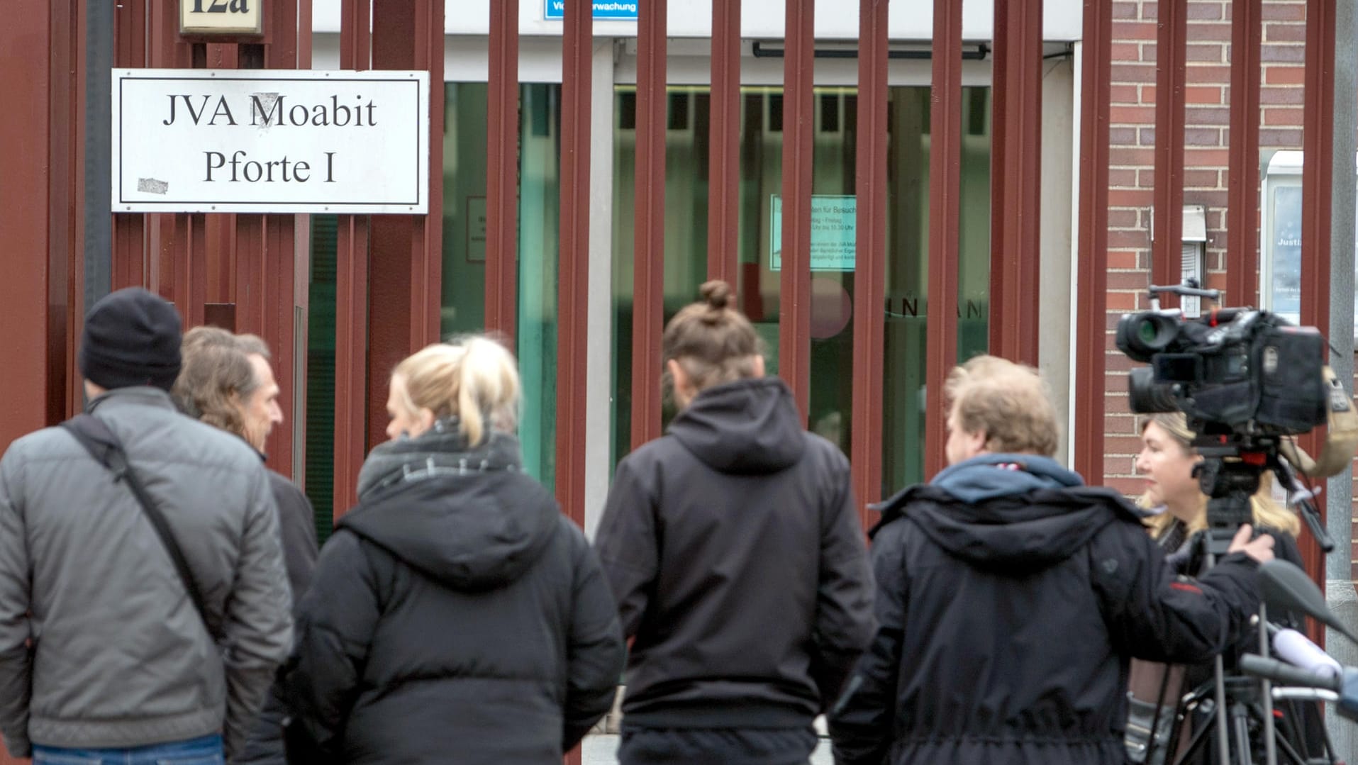 Journalisten warten vor der Pforte 1 der Justizvollzugsanstalt Moabit. Im Fall Rebecca ist der Schwager aus der U-Haft entlassen worden.