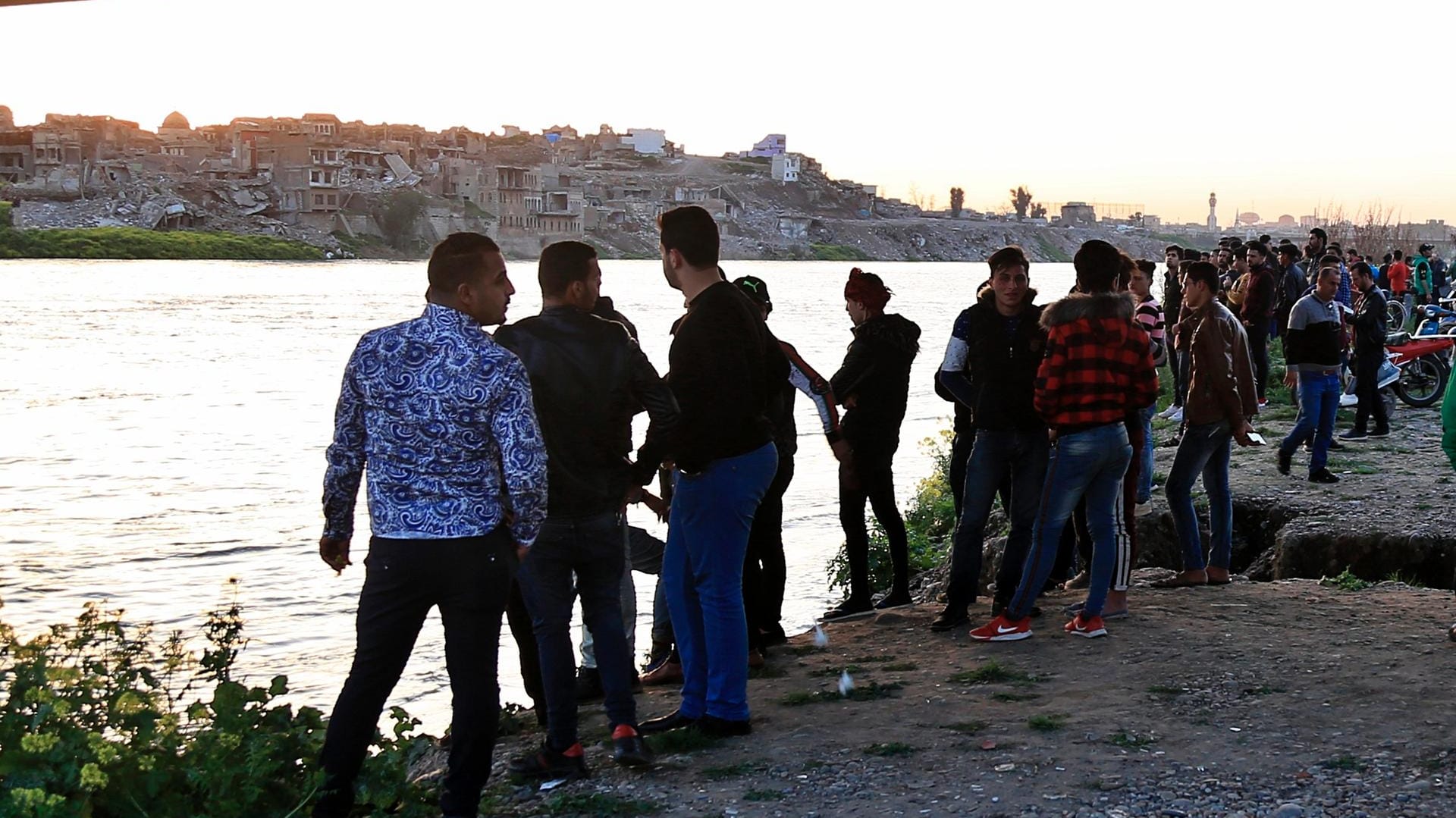 Mossul, Irak: Menschen stehen am Ufer des Flusses Tigris, auf dem eine Fähre gesunken ist. Die Zahl der Toten ist auf 100 gestiegen.