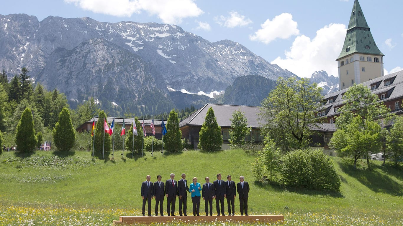 Merkel mit Gästen auf dem G7-Treffen im bayerischen Elmau: Merkel im Zentrum der Gipfeldiplomatie.